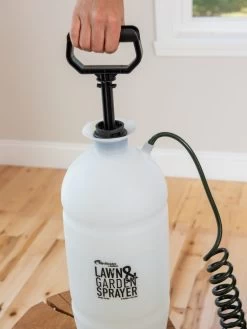 Sprayer Tank With Coil Hose Wand -Garden Care Shop 3 4 crop 8612969 0161